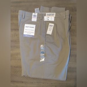 NWT Dockers mens 38-32 Classic Fit Easy Khaki Pleated
